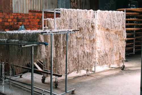 Foto natural silk threads are dried in silk factory in Asia