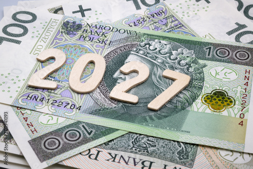 Polish 100-zloty banknotes and the date 2027.
