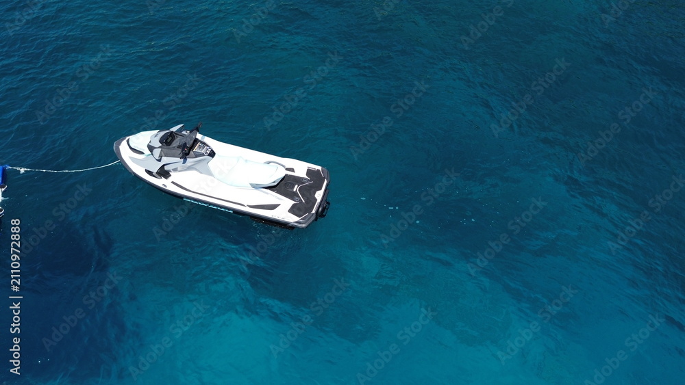 Naklejka premium Top view of a jet ski on crystal clear Adriatic Sea, Croatia