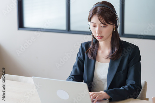 クレーム対応をするコールセンターの女性
