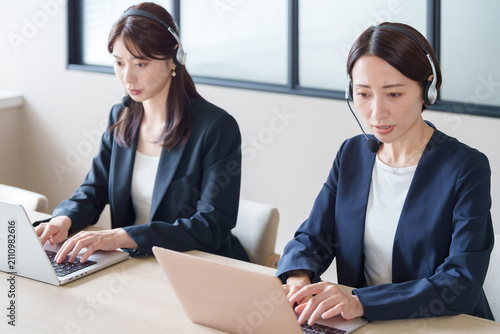 クレーム対応をするコールセンターの女性