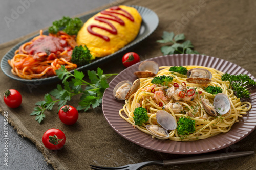 ボンゴレビアンコとオムライス・ナポリタンプレートの洋食ランチセット