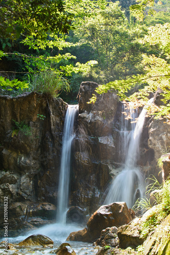 兵庫県・夏の強い陽光射す仁川の滝風景