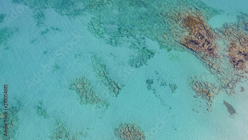 Cuadro en lienzo Top view aerial photo of crystal clear turquoise sea water and submerged rocky s