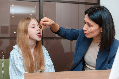 Картината върху платно Smiling female speech therapist uses laptop computer for teaching