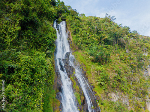 Fotografía Aerial drone view of greenery hills with Situmurun Waterfall near Toba Lake at L