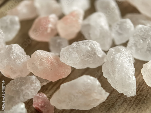 Photos White and pink Himalayan rock salt crystals in artistic macro on linen surface