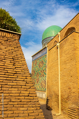 Фотография A narrow passage between the walls in the Shahi-Zinda necropolis ensemble in Samarkand, Uzbekistan