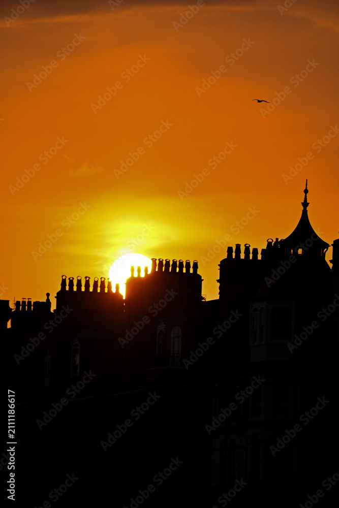 Obraz premium Orange Sunset Behind Historic Brighton Rooftops