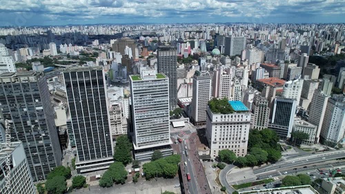 Aerial view of Anhangabaú Valley in downtown São Paulo, showing buildings and busy streets under a blue sky.