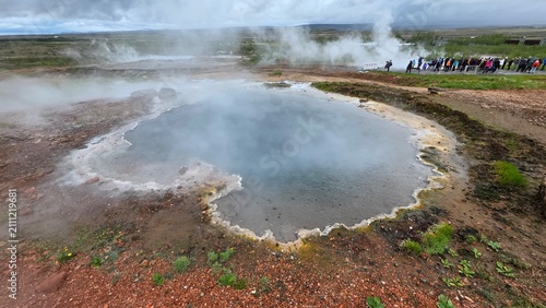 Foto Haukadalur Geothermal Area and Strokkur Geyser in Iceland