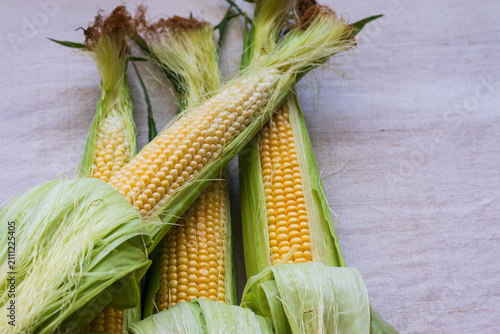 Fotografía fresh sweetcorn on the cob