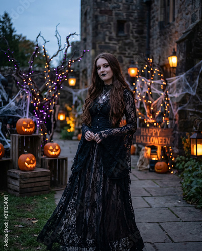 Frau im Gothic Kleid vor einer Halloween Dekoration