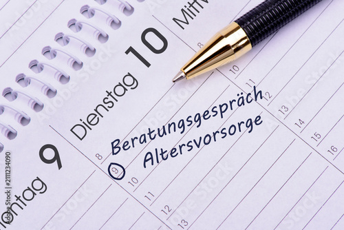 Fotografie In einem Kalender ist ein Termin vorgemerkt für Beratungsgespräch und Altersvorsorge, ein Kugelschreiber liegt darauf