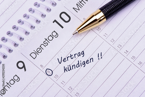 Obraz na plátně In einem Kalender ist ein Termin vorgemerkt für Vertrag kündigen, ein Kugelschreiber liegt darauf
