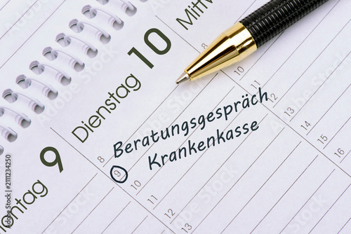 Obraz na płótnie In einem Kalender ist ein Termin vorgemerkt für Beratungsgespräch und Krankenkasse, ein Kugelschreiber liegt darauf