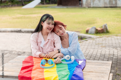 Картината върху платно Peaceful lesbian couple resting on each other at a park table