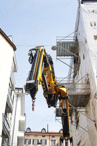 autogru in un cantiere