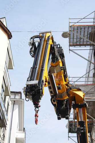 autogru in un cantiere