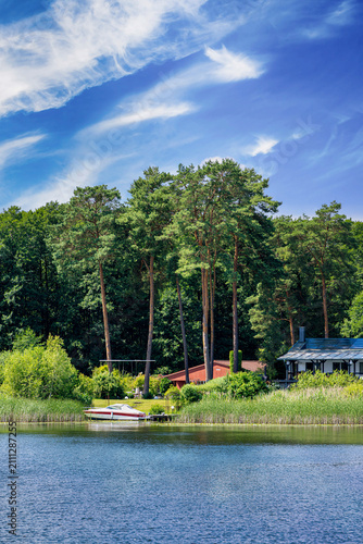 Landschaft mit Booten und kleinen Villen rund um den Tietzowsee, Rheinsberg, Brandenburg, Deutschland