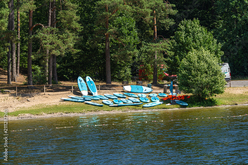 Landschaft mit Stand Up Brettern rund um den Tietzowsee, Rheinsberg, Brandenburg, Deutschland