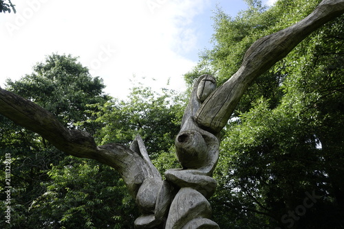 Fotografía Abstract wooden sculpture carved from a tree trunk in a lush forest park