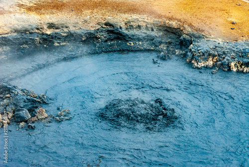 Foto Geothermal landscape with steaming fumaroles at Namaskard Iceland