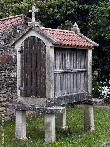 Cuadro en lienzo Traditional Galician horreo granary on Camino de Santiago