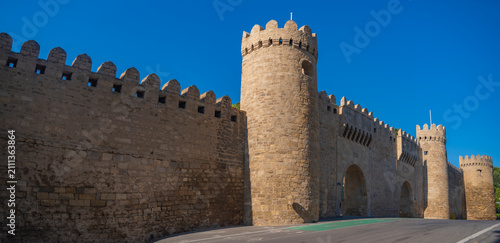 Foto Shamakhi Gate and stone wall of Baku fortress with copy space