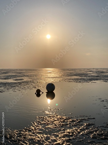 Bojen I’m Sonnenuntergang an der Nordsee im Niedersächsischen Wattenmeer vor Cuxhaven 
