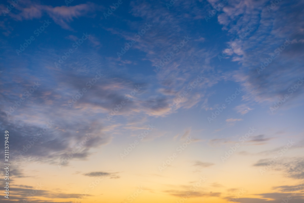 Obraz premium Beautiful Colorful Sunset Sky with Soft Clouds and Glowing Horizon,A breathtaking view of a vibrant colorful sunset sky filled with soft, delicate clouds and a warm glowing horizon, perfect.