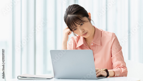 Tapety artystyczne パソコンを使いながら考える女性・ビジネスウーマン, Businesswoman Thinking While Using a Laptop