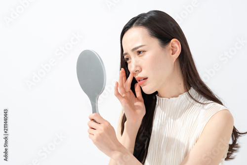 Cuadro en lienzo 鏡を見て鼻を気にする女性