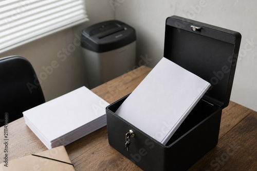 鍵付き保管箱へ無地書類を収める情報管理