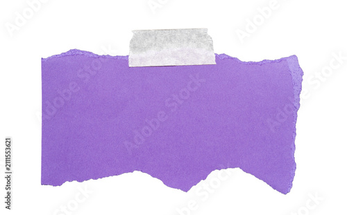 Foto Papel morado rasgado con cinta adhesiva y bordes irregulares aislado sobre fondo