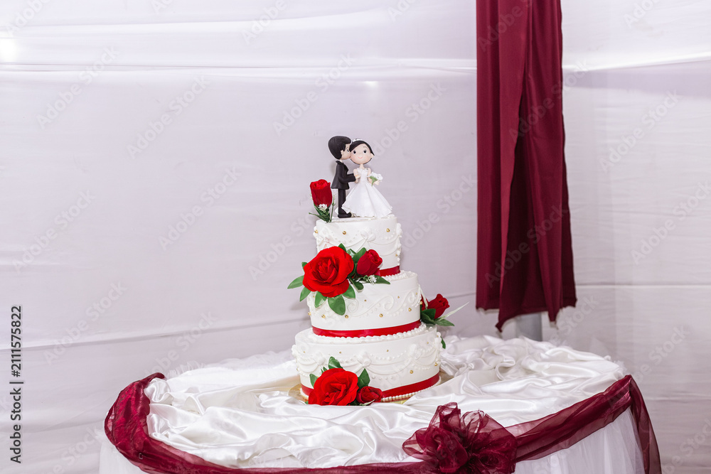 Fototapeta premium wedding cake decorated with flowers