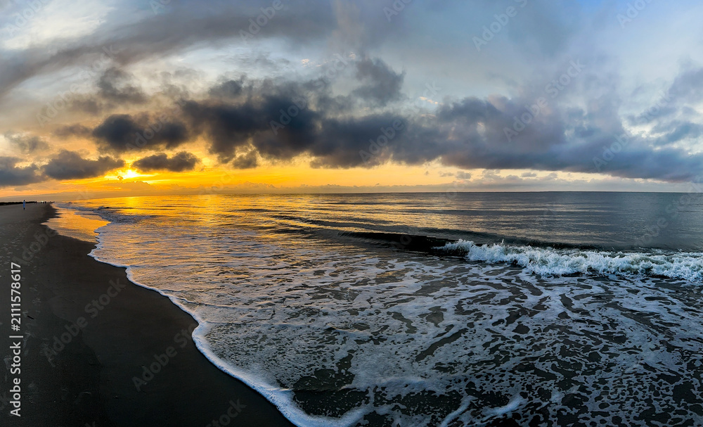 Naklejka premium Sunrise over Hilton Head island beach with breaking waves