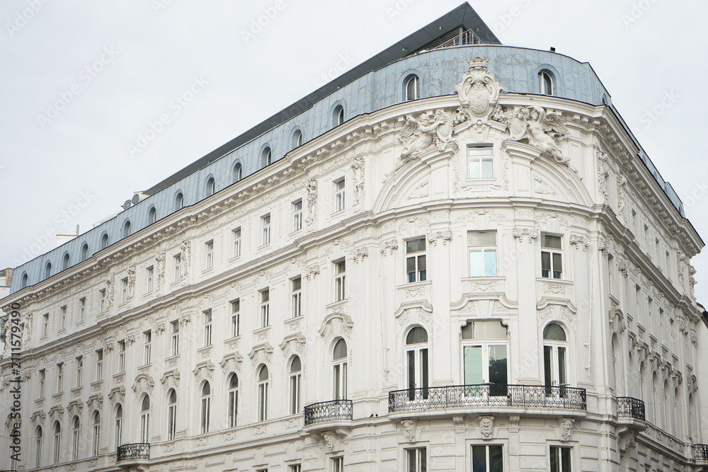 Obraz premium Ornate white historic building with mansard roof and decorative facade