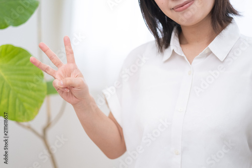 Fototapeta 指を立てる女性（ランキング３位）