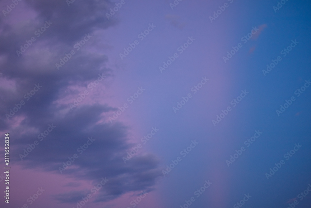 Obraz premium Purple and Blue Sky with Clouds