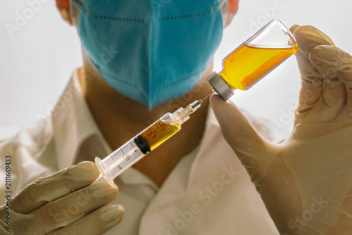 Konstfotografi Close-up of a healthcare professional drawing medication from a vial into a syringe using sterile technique