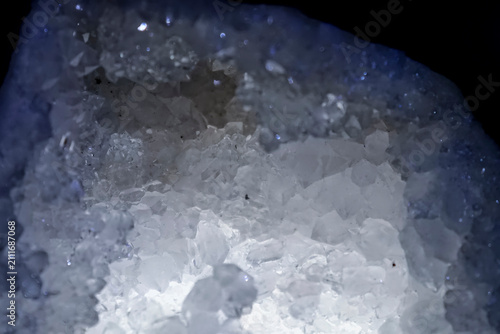 Bild auf Leinwand Close-up of a cluster of clear quartz crystals with bluish reflections