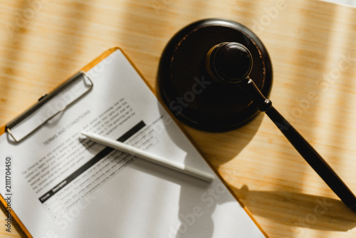 Quadro su tela Gavel rests beside a clipboard and pen