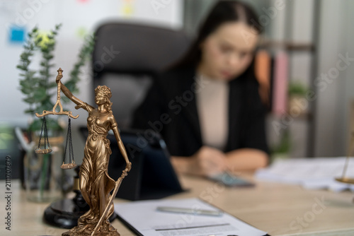 Canvastavla Golden statue of justice sits prominently on desk