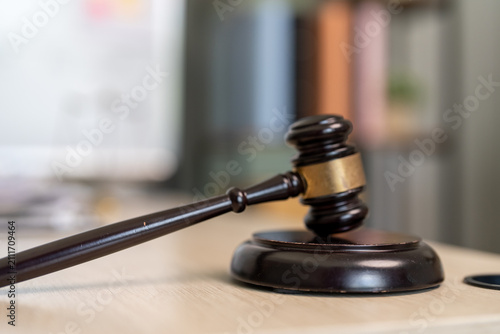 Canvastavla Wooden gavel rests on polished base