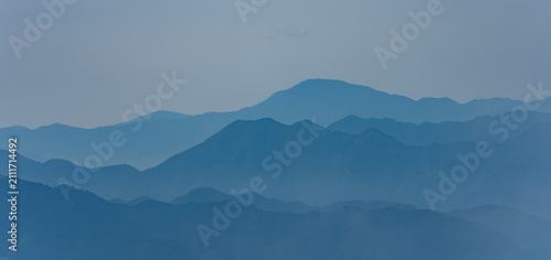 空と山並みのシルエット	