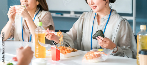 Foto Businesswomen having lunch in the company cafeteria/break room