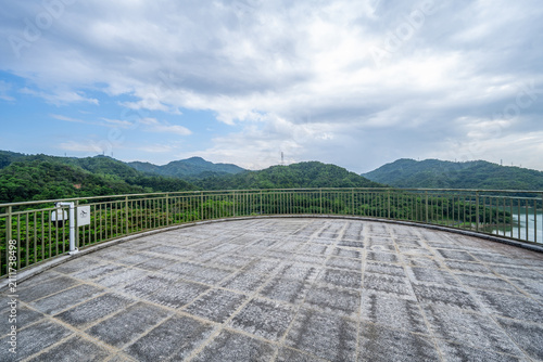 Fotografía Observation Deck of the Landscape Tower at Jinzhonghu Park, Zhongshan City, Chin