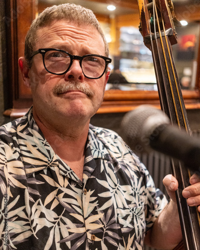 Foto Upright Bass Player At The Nightclub