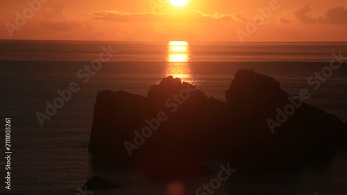 奄美大島の夏の夕日 黄金色に染まる海とリーフの海岸風景